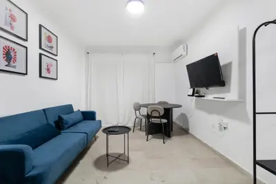 Una televisión o centro de entretenimiento en Large Attic Las Canteras Rooms - Only adults
