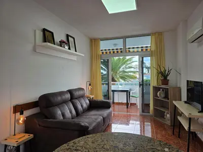 Una televisión o centro de entretenimiento en Barbados Tirajana Two Bedroom Apartment