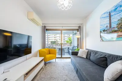 Una televisión o centro de entretenimiento en Luxury Pool View Apartment Iguazu