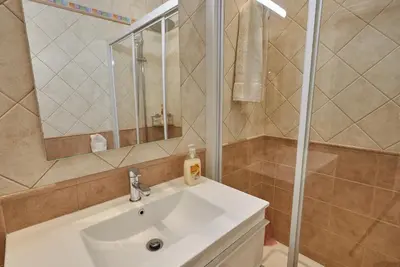 Un baño de Santa Barbara Tropical