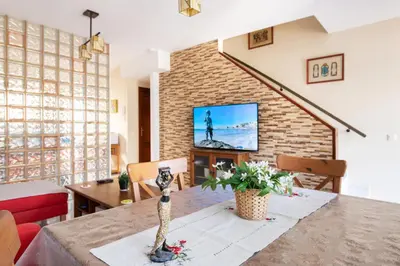 Una televisión o centro de entretenimiento en Dúplex Mika en Playa de Arinaga