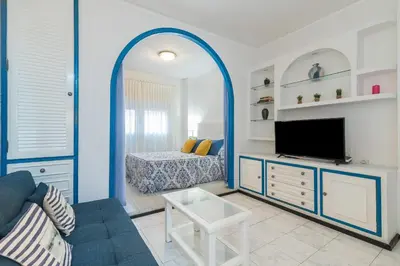 Una televisión o centro de entretenimiento en Vivelorural Canteras Beach Estudio 202