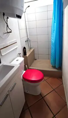 Un baño de Apartamentos en Castillo del Romeral