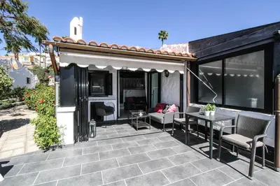 Un patio o zona al aire libre en Los Canarios Oasis & Pool by Canarias Prime Homes