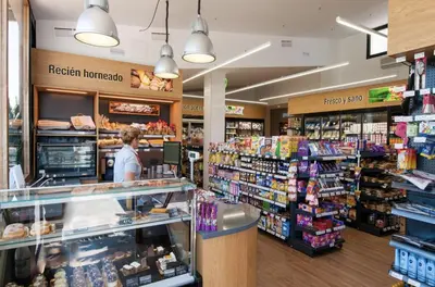 Supermercado u otro tipo de tienda en la villa o alrededores