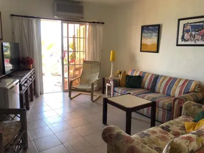 Una televisión o centro de entretenimiento en Altamar Beachfront
