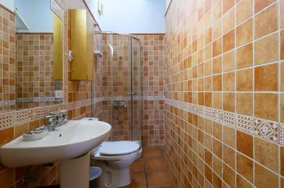 Un baño de Gravina Beach Apartment 1