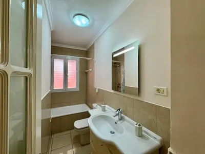 Un baño de Mesa y Lopez Home