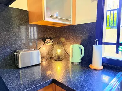 Una cocina o zona de cocina en Cozy Corner Close to Beach, Golf and Shopping