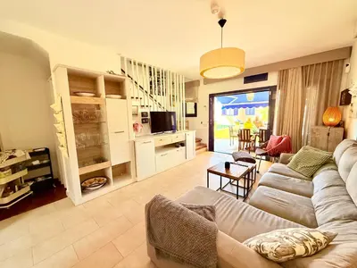 Una televisión o centro de entretenimiento en Cozy Corner Close to Beach, Golf and Shopping
