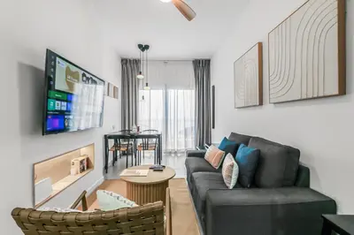 Una televisión o centro de entretenimiento en Beachside Comfort Las Canteras