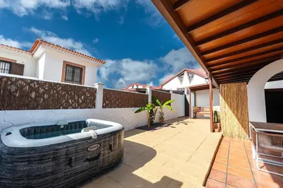 Plano de Wonderful holiday home with seaview and jacuzzi