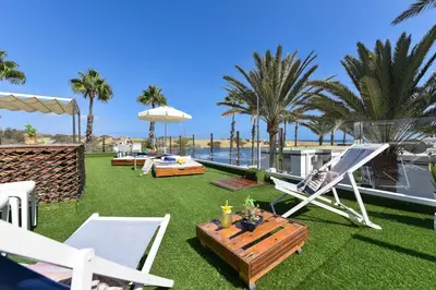 Jardín al aire libre en Maspalomas Beach Apartment Charca 1 by VillaGranCanaria