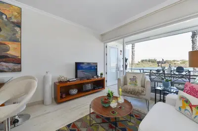 Una televisión o centro de entretenimiento en Maspalomas Beach Apartment Charca 1 by VillaGranCanaria