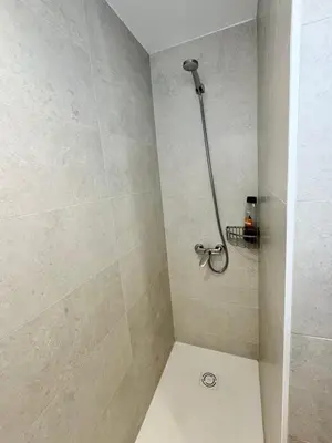 Un baño de Modern apartment with pool and balcony
