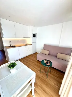 Una cocina o zona de cocina en Modern apartment with pool and balcony