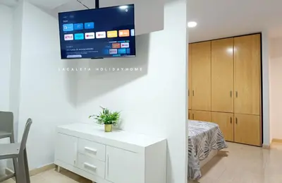 Una televisión o centro de entretenimiento en La Caleta Holiday Homes