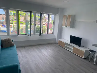 Una televisión o centro de entretenimiento en Lucy lux apartament