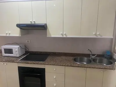 Una cocina o zona de cocina en Comfortable and conveniently located house