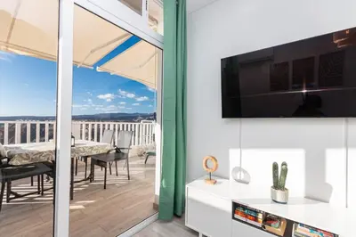 Una televisión o centro de entretenimiento en Vista Calma Suite Puerto Rico