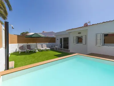 Piscina en o cerca de Bungalow near Yumbo & Playa del Inglés Beach