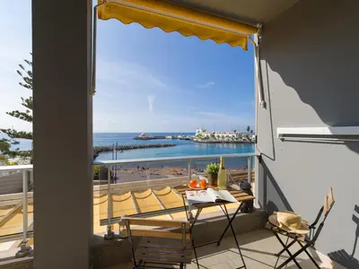 Un balcón o terraza de Beachfront House in Mogán with Stunning Views
