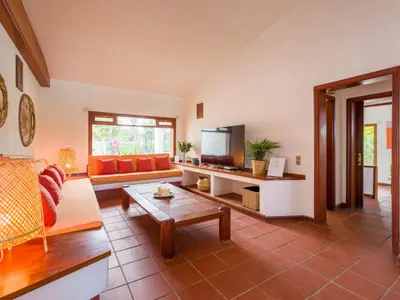 Una televisión o centro de entretenimiento en Chalet in Maspalomas with Heated Pool