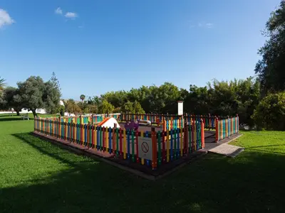 Zona de juegos infantil en Apartment in Pasito Blanco near Private Beach
