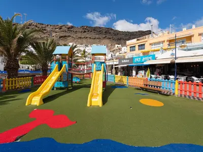 Zona de juegos infantil en Apartment on Mogan Beach with Sea Views
