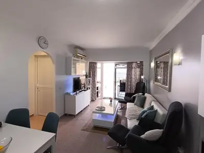 Una televisión o centro de entretenimiento en Guanabara Park 104