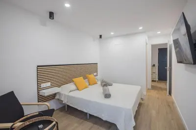 Una televisión o centro de entretenimiento en El Bunker Luxury Suite en Playa del Hombre con vista al mar