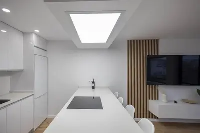 Una televisión o centro de entretenimiento en El Bunker Luxury Suite en Playa del Hombre con vista al mar