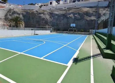 Instalaciones para jugar a tenis o squash en Casa de Greco o alrededores