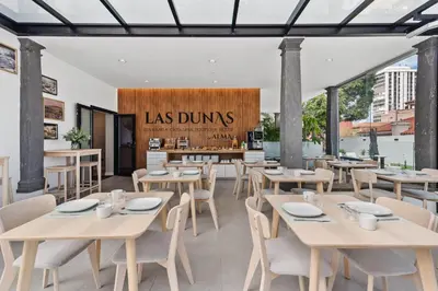 Un restaurante o sitio para comer en Las Dunas de Santa Catalina Boutique House