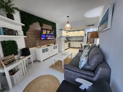 Una televisión o centro de entretenimiento en Ocean Luxury Apartment