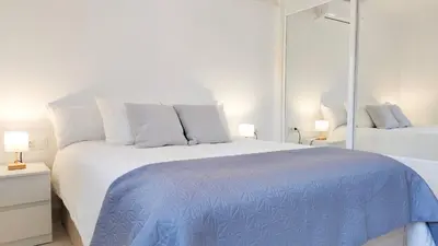 Cama o camas de una habitación en Luminoso apartamento con piscina y aparcamiento
