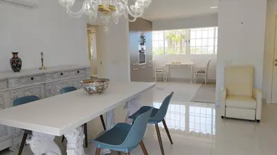 Zona de estar de Luminoso apartamento con piscina y aparcamiento