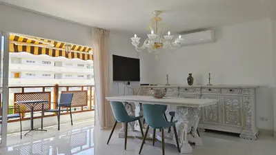 Una televisión o centro de entretenimiento en Luminoso apartamento con piscina y aparcamiento