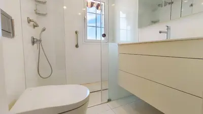 Un baño de Luminoso apartamento con piscina y aparcamiento