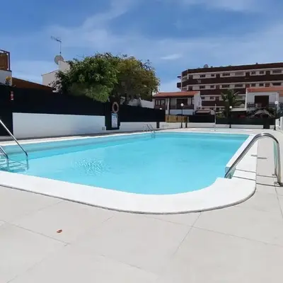 Luminoso apartamento con piscina y aparcamiento