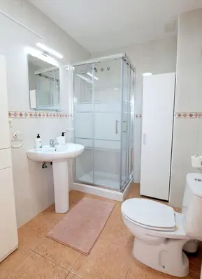 Un baño de Your Happy Place in Arguineguin, Swimmingpool and Seaviews