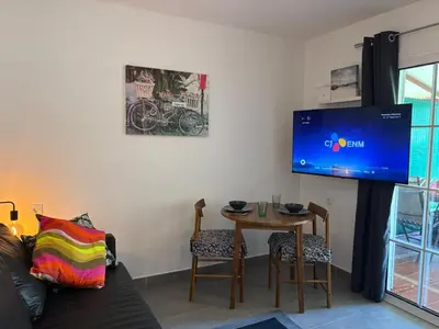 Una televisión o centro de entretenimiento en Casa Montserrat