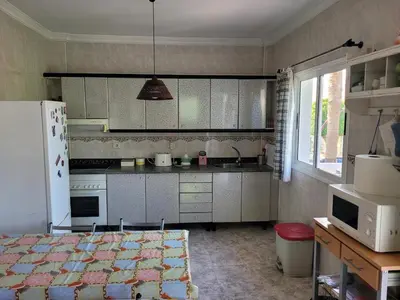 Una cocina o zona de cocina en Three-bedroom apartment