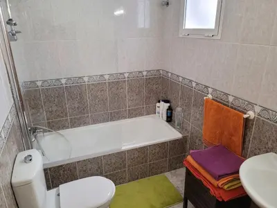 Un baño de Three-bedroom apartment