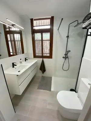 Un baño de Refurbished apartment next to the beach