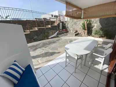 Un balcón o terraza de Refurbished apartment next to the beach
