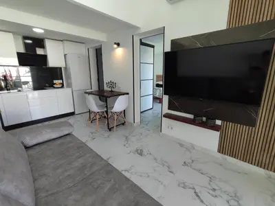 Una televisión o centro de entretenimiento en Bungalow privado junto al Yumbo Centre