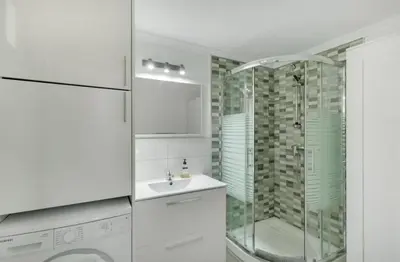 Un baño de Puerto Feliz