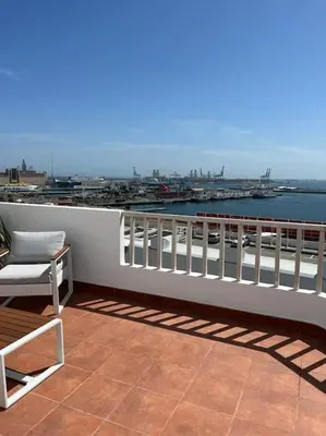 Un balcón o terraza de Ático tranquilo con vistas únicas al mar