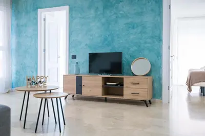 Una televisión o centro de entretenimiento en Apartamentos Maresía by Infinity Summer